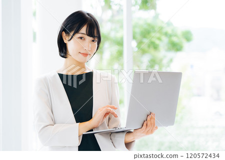 Business woman with laptop 120572434