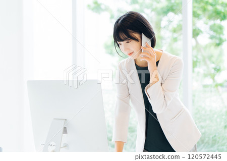A woman who calls while watching a computer 120572445