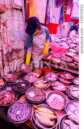 魚在香港島北角的一個市場上出售。日本有很多魚不熟悉 120572932