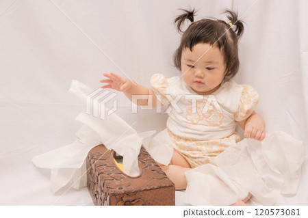 【雙馬尾寶寶在紙巾上玩惡作劇】 120573081