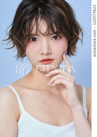 Young lady's portrait 120573622