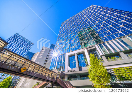 日本東京城市景觀：邁向輝煌時代。有一座人行天橋的小鎮。澀谷 Akush 和澀谷溪的景觀 = 25 日 120573932