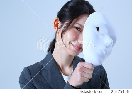 戴著面具的女上班族的形象 120575436