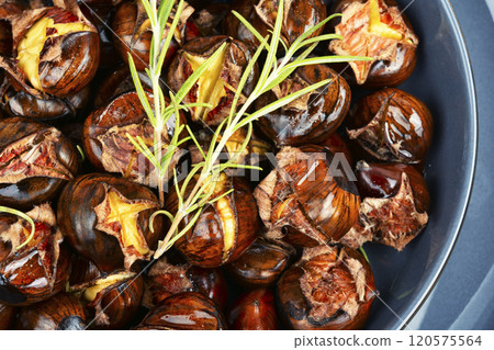 Roasted chestnuts close up Roasted chestnuts close up 120575564
