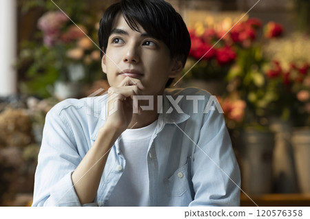 一個操作筆記本電腦的人 一個操作筆記本電腦的人 120576358