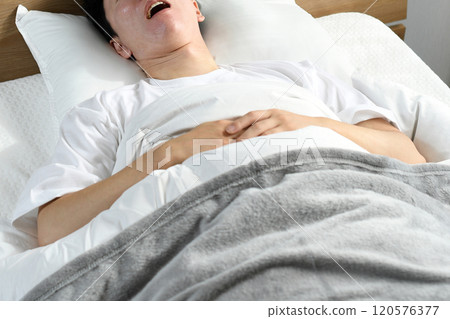 亞洲男人在床上張著嘴睡覺 120576377