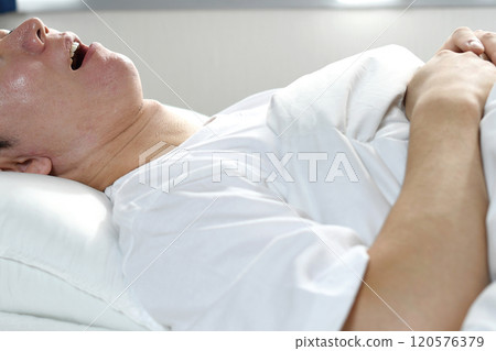 亞洲男人在床上張著嘴睡覺 120576379