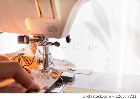 用電動縫紉機縫製布料 用電動縫紉機縫製布料 120577721