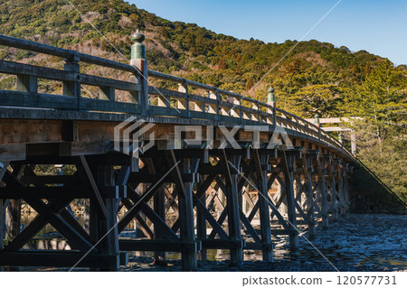 橫跨五十鈴河的伊勢內久宇治橋 120577731