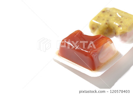 白色背景下拍攝的藥水容器中的番茄醬和芥末 120578403