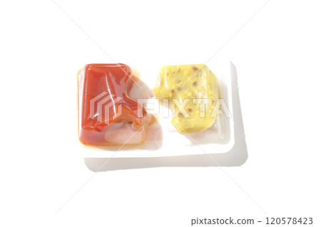白色背景下拍攝的藥水容器中的番茄醬和芥末 120578423