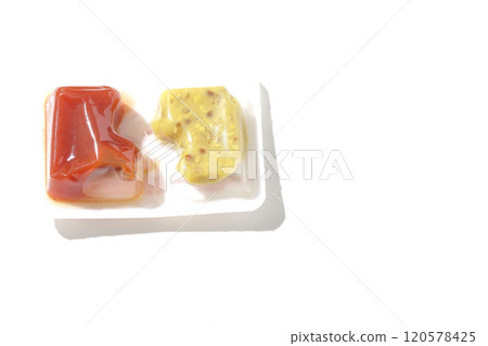 白色背景下拍攝的藥水容器中的番茄醬和芥末 120578425