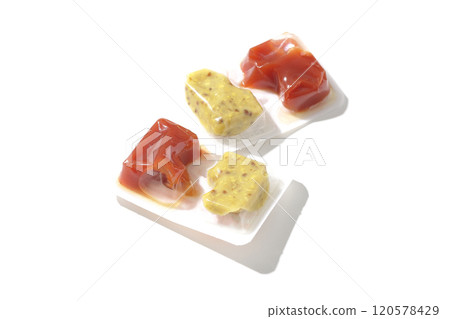 白色背景下拍攝的藥水容器中的番茄醬和芥末 白色背景下拍攝的藥水容器中的番茄醬和芥末 120578429