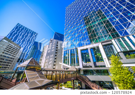 日本東京城市景觀,一座有步行橋的城市。玻璃窗中倒映的澀谷 Akshu 和澀谷十字塔 = 11 月 25 日 日本東京城市景觀,一座有步行橋的城市。玻璃窗中倒映的澀谷 Akshu 和澀谷十字塔 = 11 月 25 日 120578924