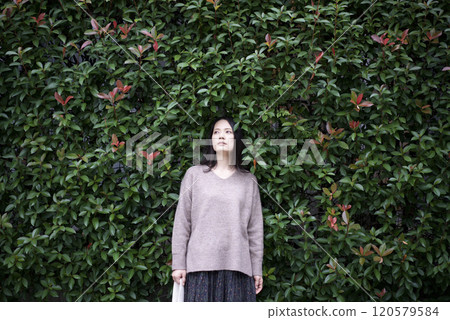 站在灌木叢前的女人 120579584