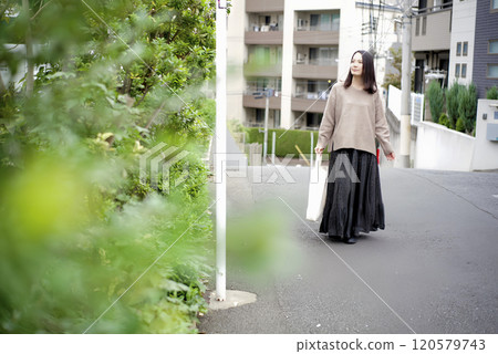 一名女子在住宅區行走 120579743