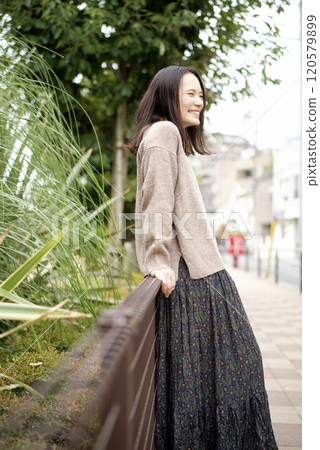 A woman walking 120579899