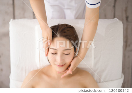 接受美容師按摩的婦女 接受美容師按摩的婦女 120580342