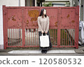 A woman who is meeting 120580532