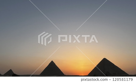 夕陽照亮的吉薩三座金字塔 夕陽照亮的吉薩三座金字塔 120581179