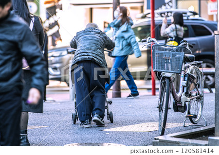 Tokyo cityscape in Japan Loneliness is not in the mountains, but in the city... Aging society... = Tokyo (Shibuya, Miyamasuzakashita intersection crosswalk) 120581414