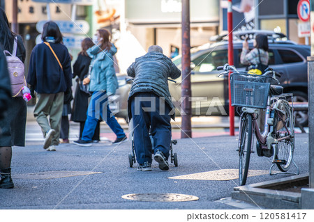 Tokyo cityscape in Japan Loneliness is not in the mountains, but in the city... Aging society... = Tokyo (Shibuya, Miyamasuzakashita intersection crosswalk) 120581417
