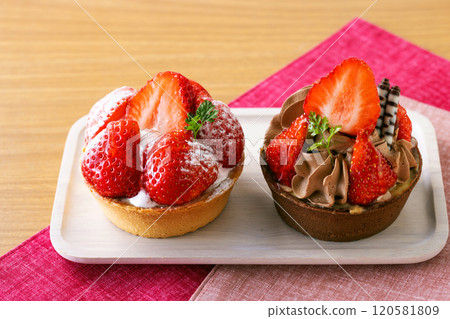 Strawberry tart cafe 120581809