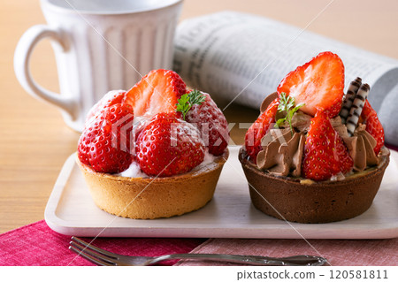 Strawberry tart cafe 120581811