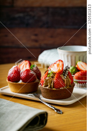 Strawberry tart cafe 120581813