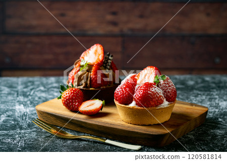 Strawberry tart cafe 120581814