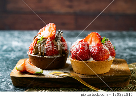 Strawberry tart cafe 120581815