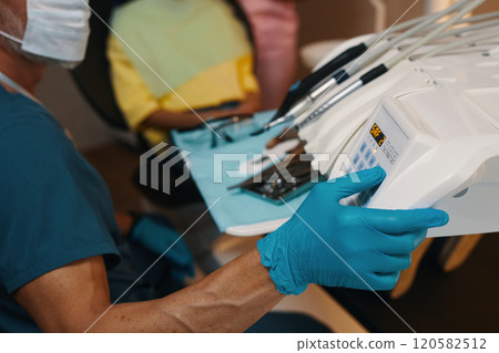 Treating Patient in Modern Dental Clinic Setting Treating Patient in Modern Dental Clinic Setting 120582512