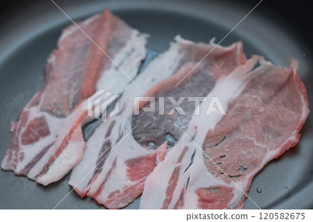 鐵板上烤豬肉（圖） 120582675