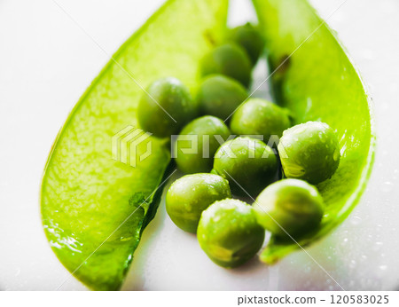 Fresh green peas on a wooden background. Top view.Pods of green peas and pea on a wooden surface 120583025