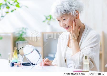 Senior woman makeup beauty 120583037