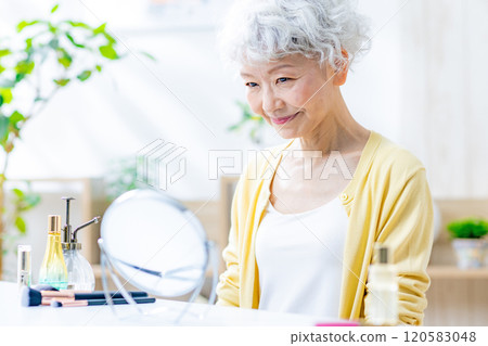 資深婦女化妝秀麗 120583048