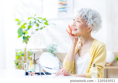 資深婦女化妝秀麗 120583051