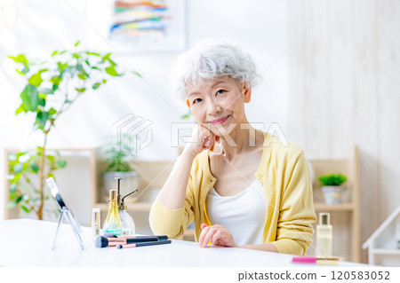 Senior woman makeup beauty 120583052