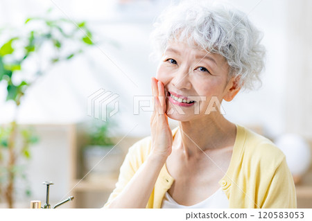 Senior woman makeup beauty 120583053