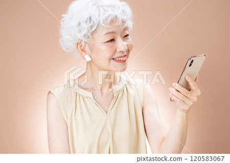 有智能手機的資深婦女 120583067