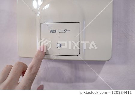 女人的手指試圖檢查門監視器 女人的手指試圖檢查門監視器 120584411