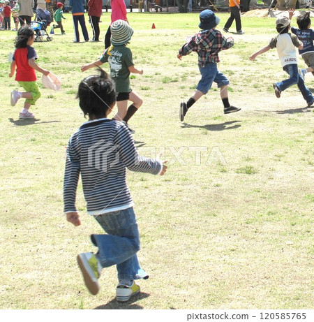 在陽光明媚的日子裡，孩子們在公園裡與朋友追逐 120585765