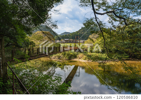 愛知縣新城市桐穀不動瀑布的吊橋和倒映在水面上的風景 120586810
