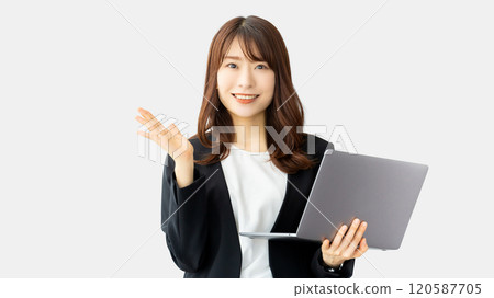 一位微笑的女商人拿著電腦並提供指導 一位微笑的女商人拿著電腦並提供指導 120587705