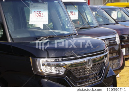二手車圖像 在本田輕型汽車經銷商處排隊的汽車 二手車圖像 在本田輕型汽車經銷商處排隊的汽車 120590741