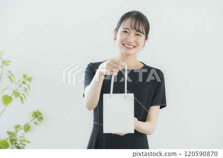 穿著黑色連身製服的女人 120590870