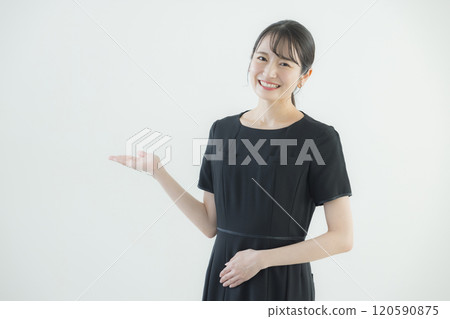 穿著黑色連身製服的女人 120590875