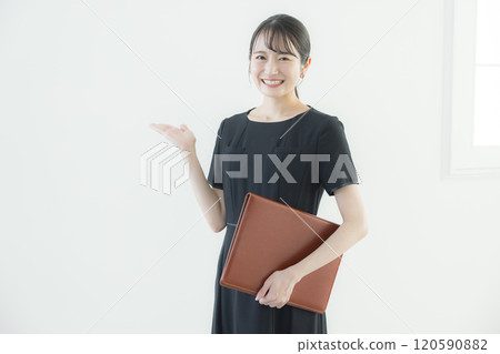 穿著黑色連身製服的女人 穿著黑色連身製服的女人 120590882