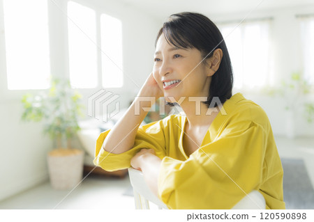 A woman watching a smartphone 120590898