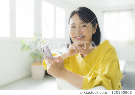 A woman watching a smartphone 120590908